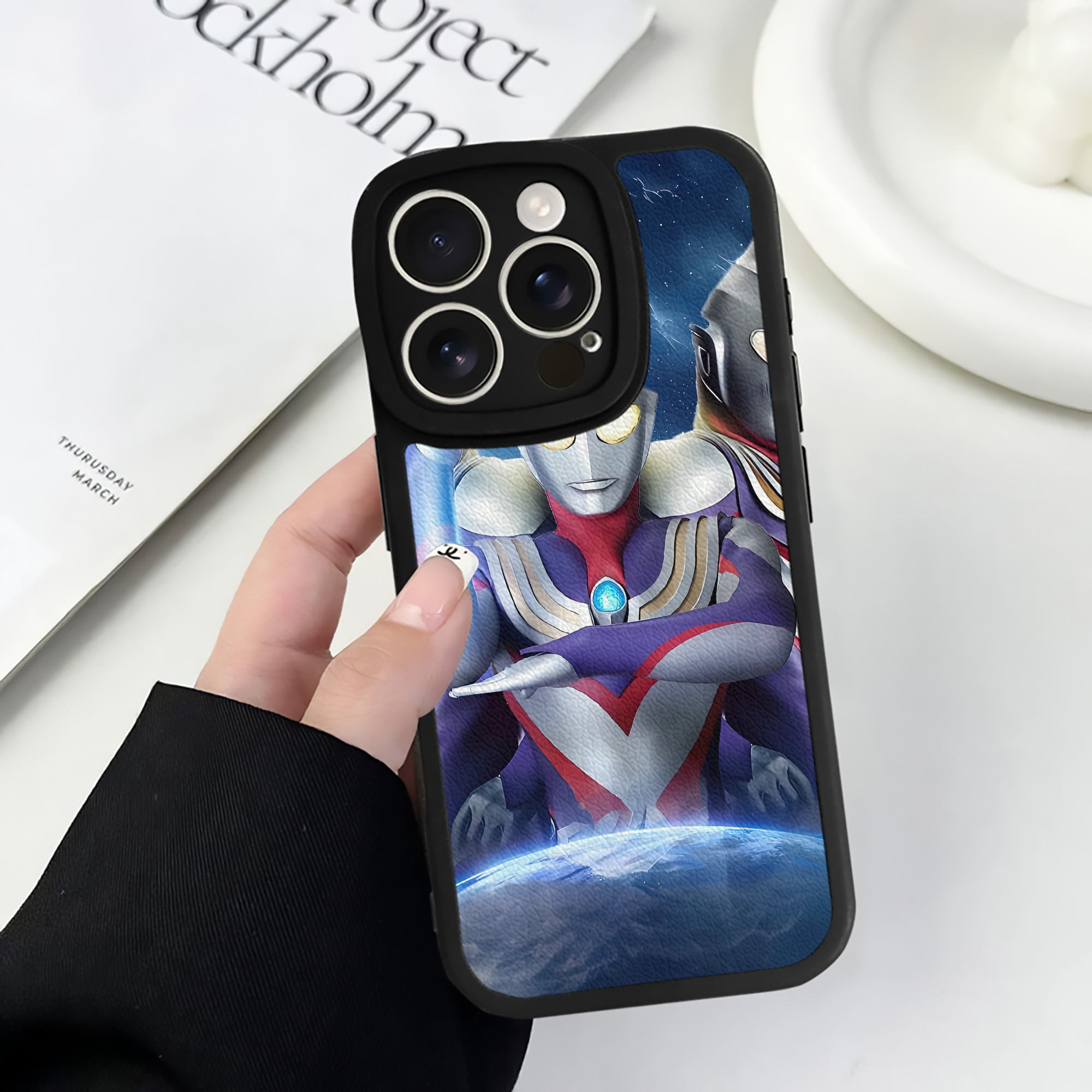 （画像用） ウルトラマン Ultraman 【iPhone 16シリーズ対応】シリコンスマホケース（レザー調） 材質：シリコン